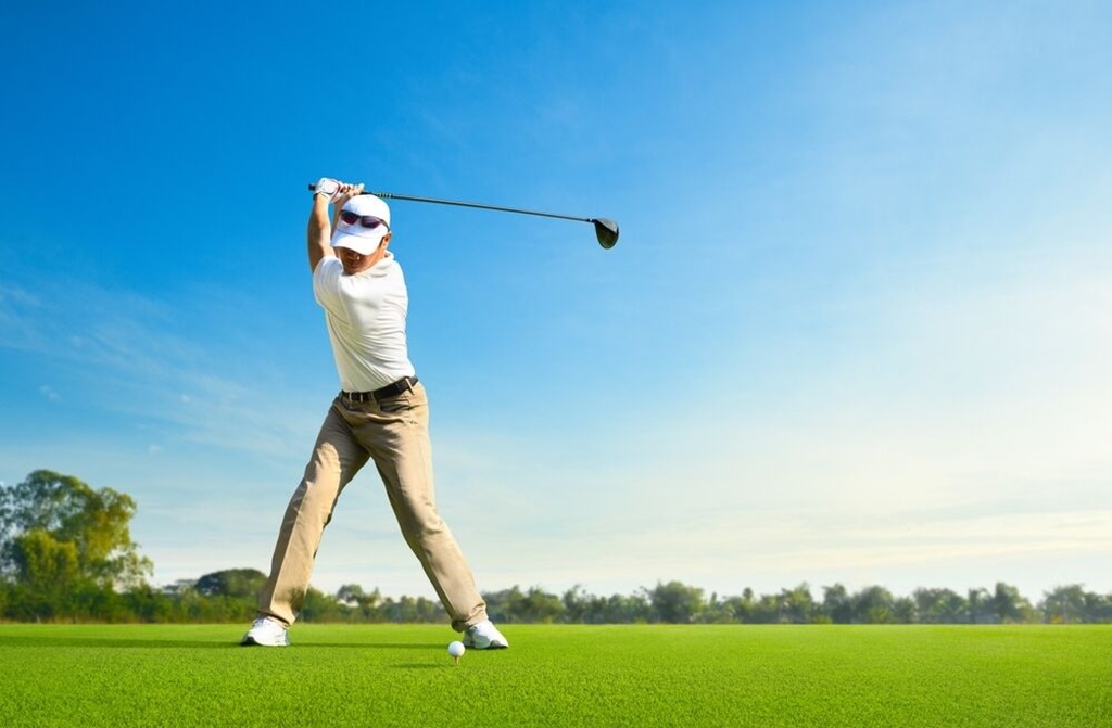 How to Properly Swing a Golf Club
