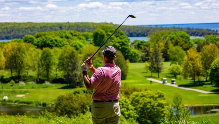 What is the cost to play at Mission Trails Golf Course