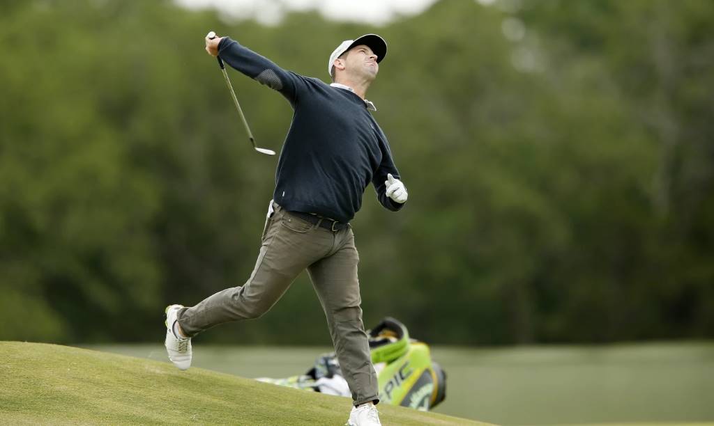 A golfer throws a club in frustration at Bethpage Black